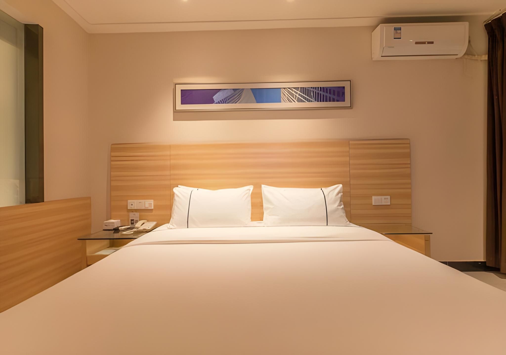 Stand Queen Room