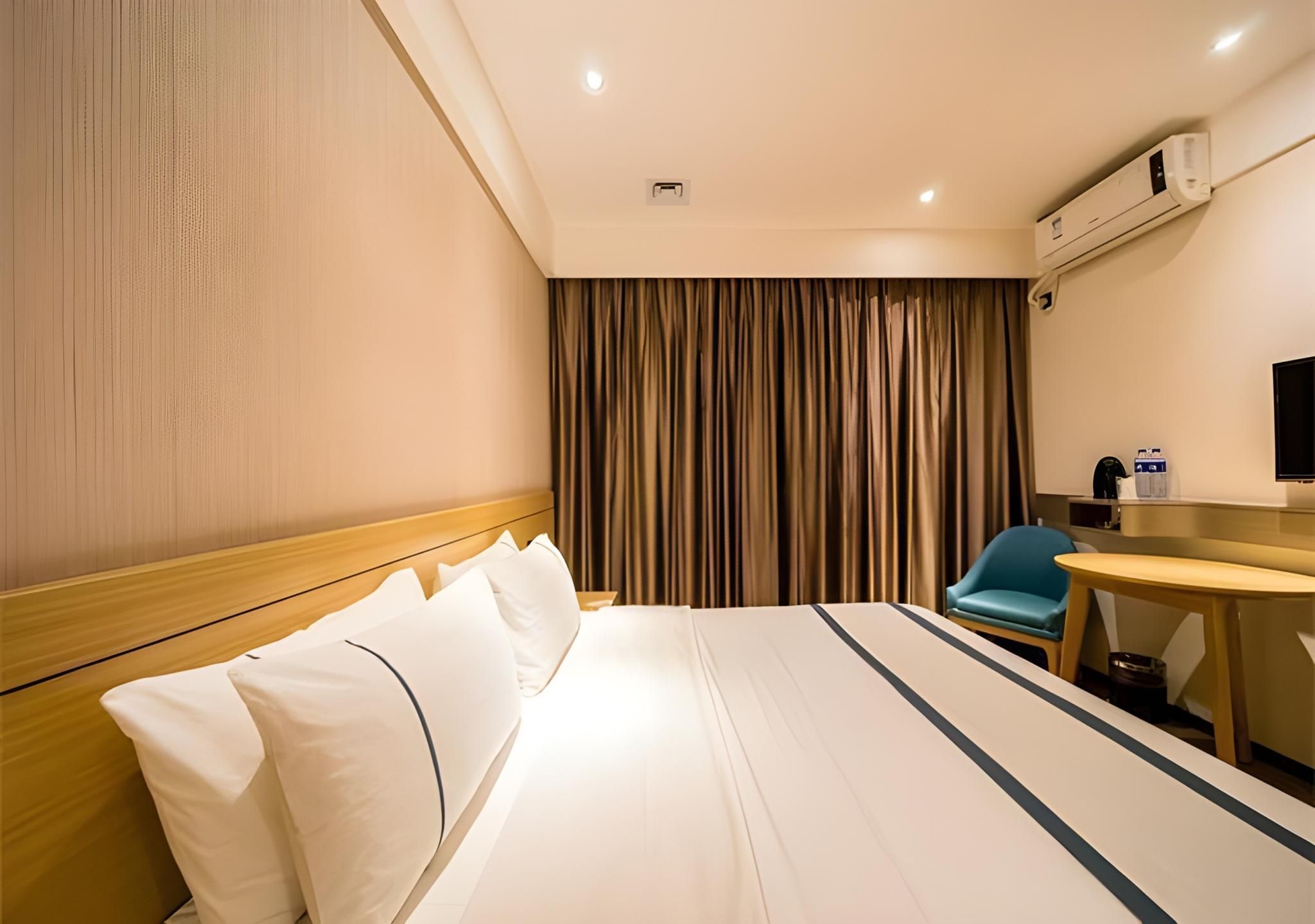 Stand Queen Room