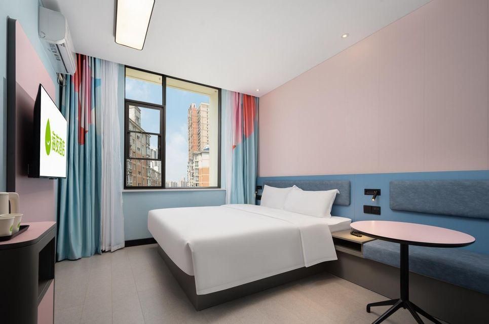 Feature Queen Room