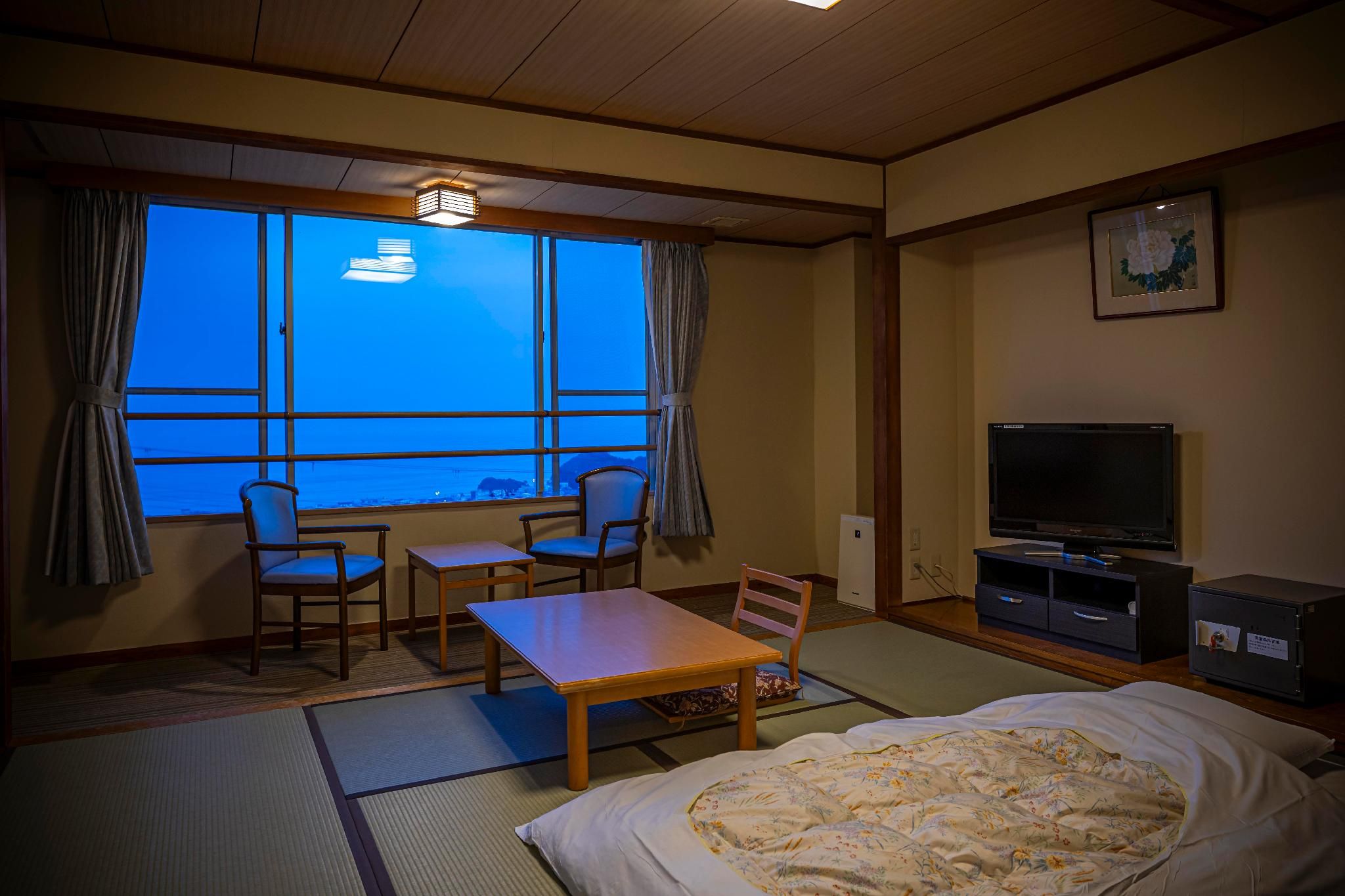 Japanese Style Room for 4 People with Shared Bathroom