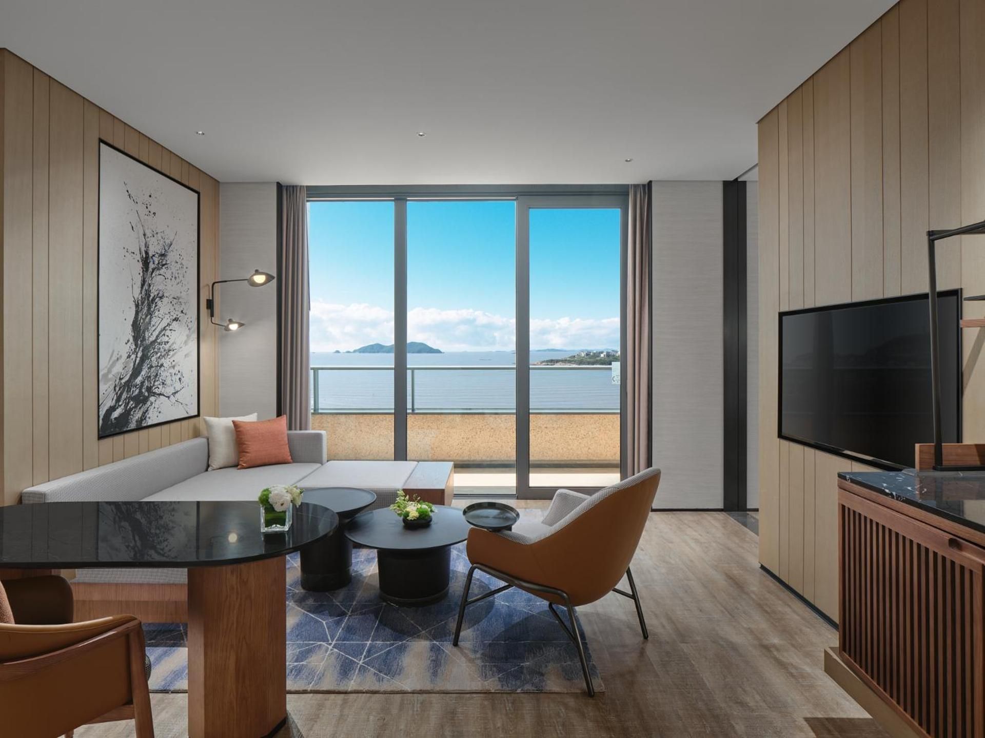 One-Bedroom Deluxe King Suite with Balcony and Ocean View