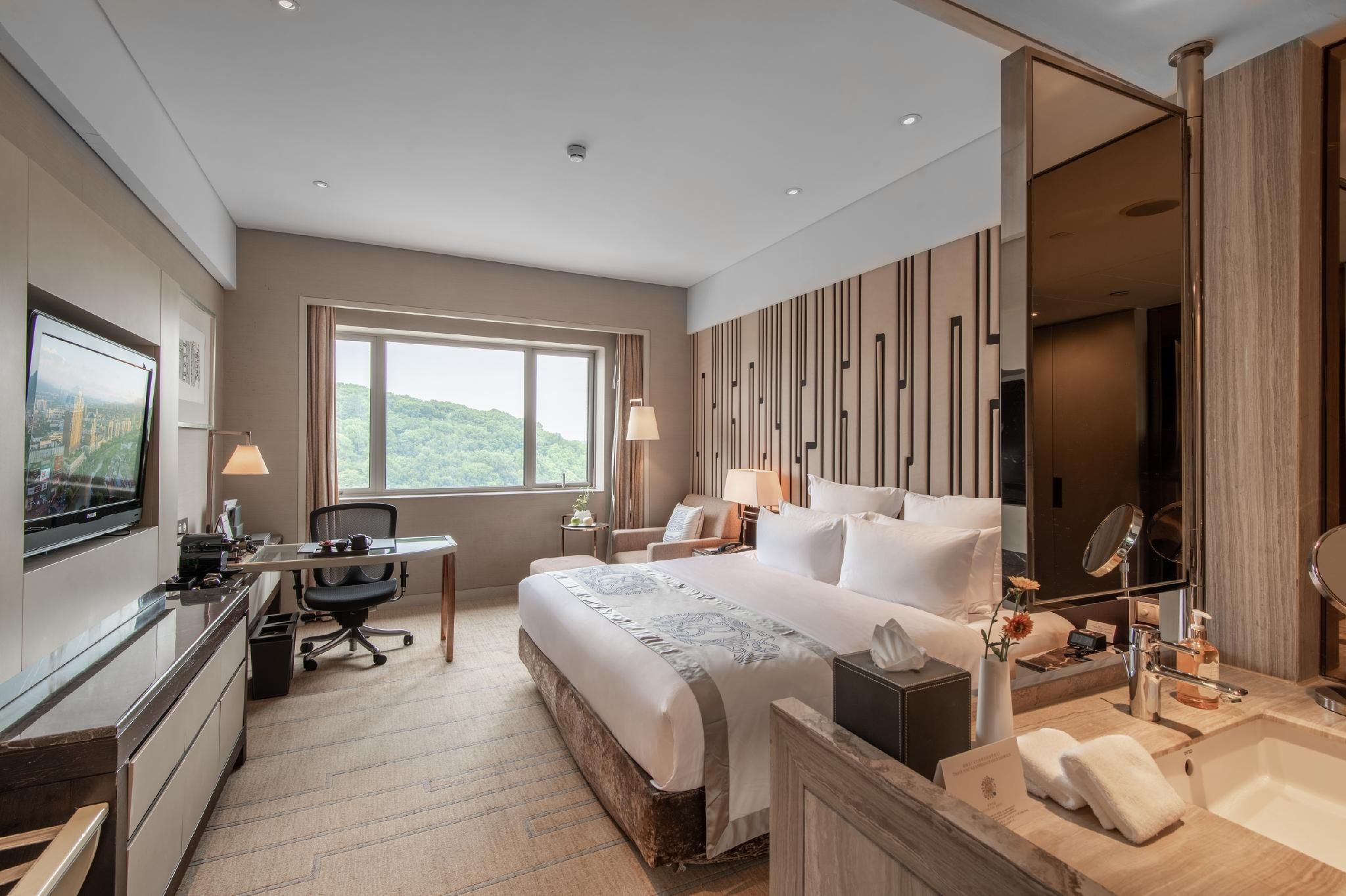 Deluxe Mountain View King Room