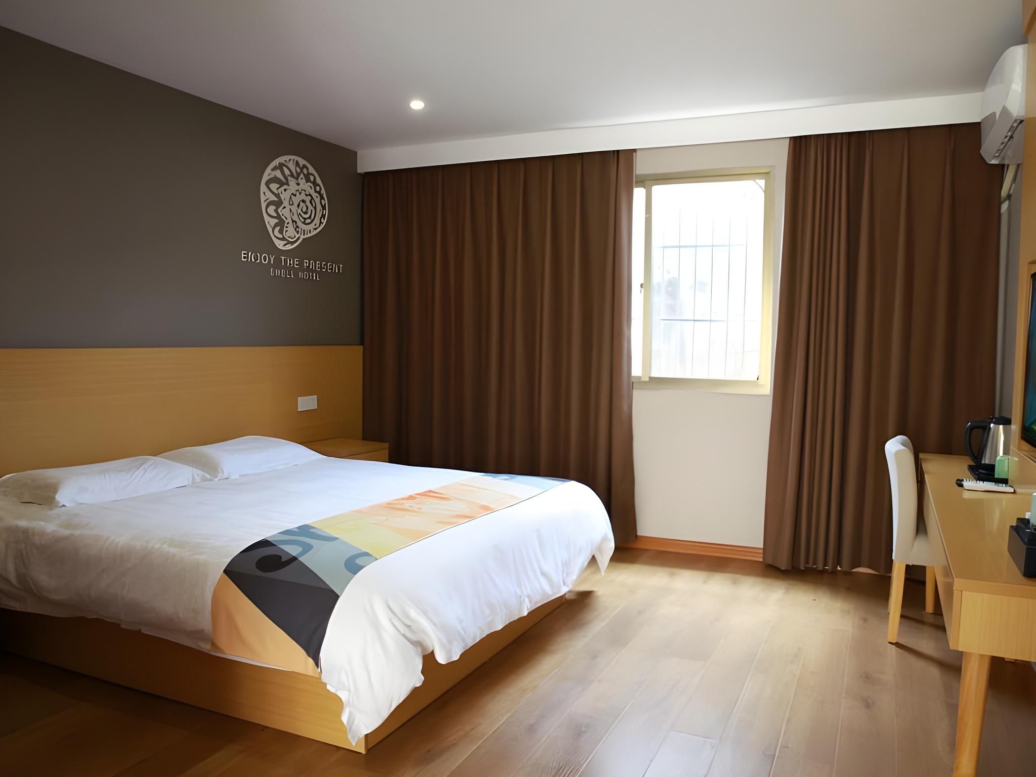 Business Queen Room