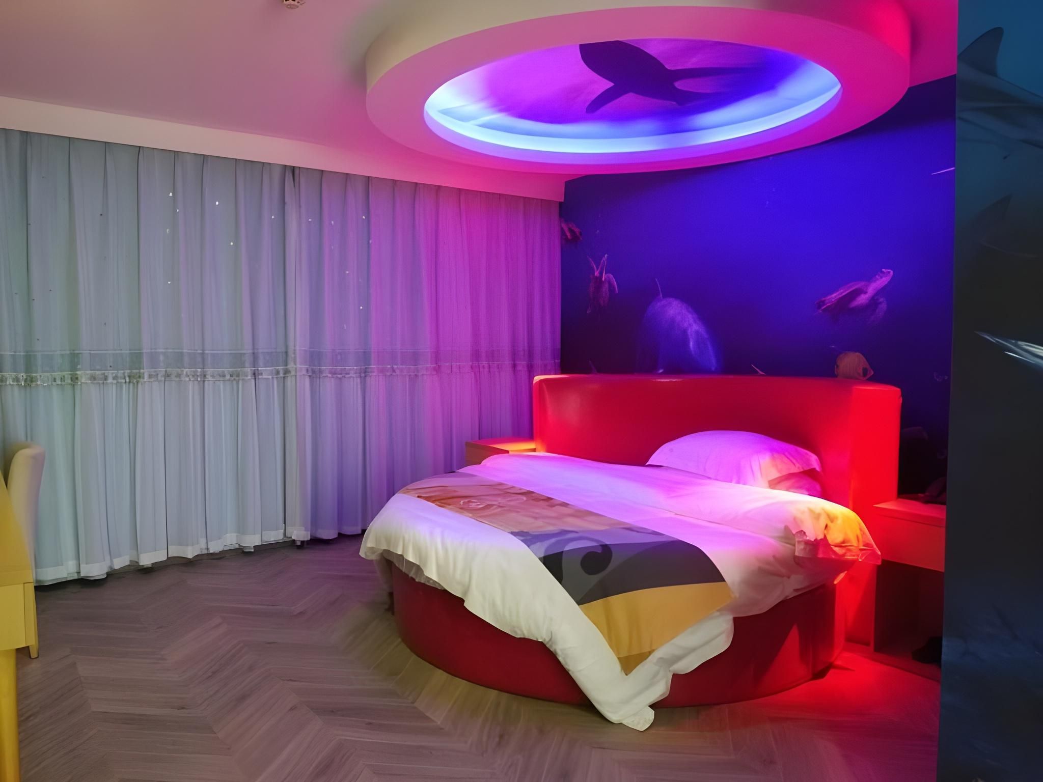 Feature Queen Room - Round Bed