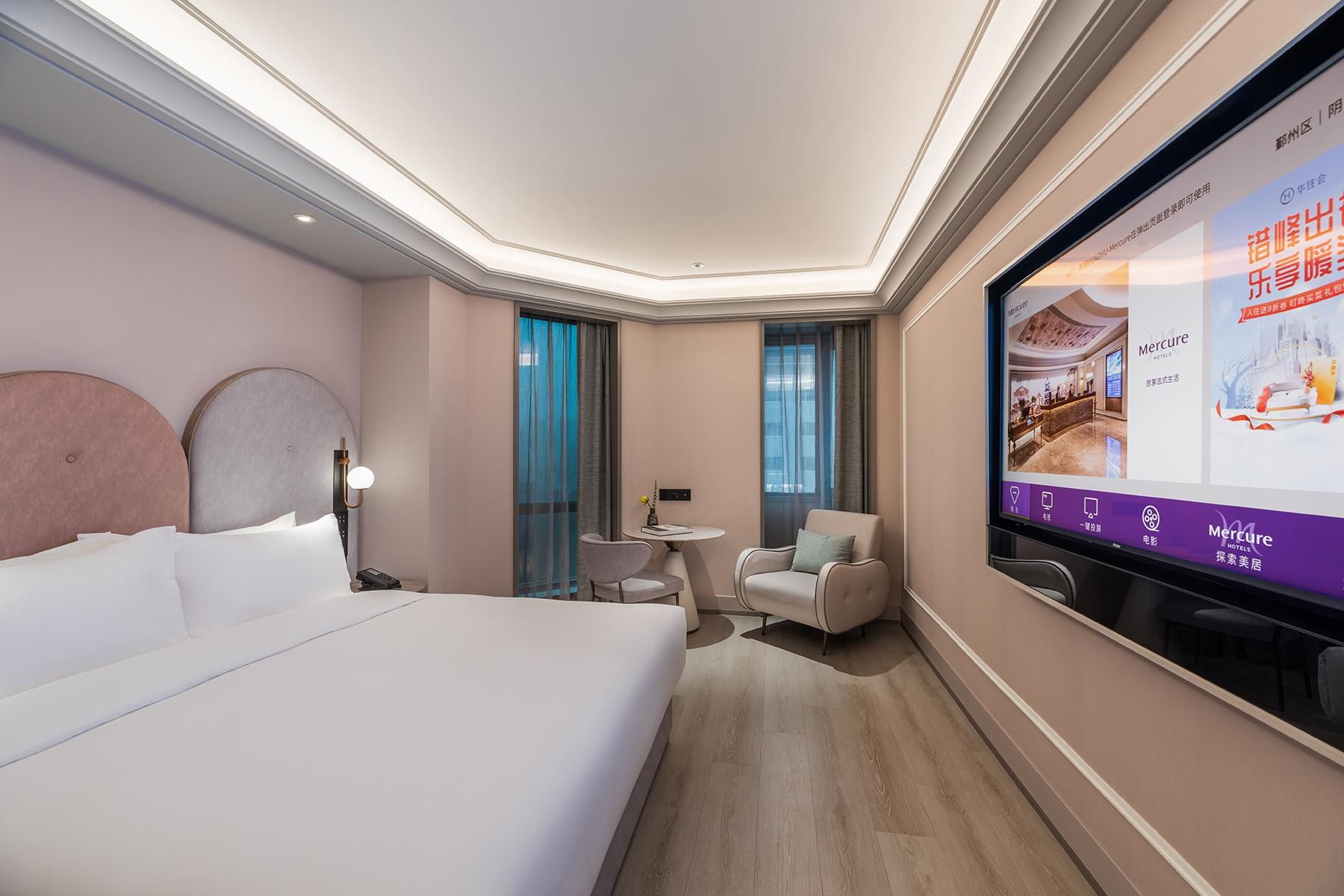 SUPERIOR ROOM, One King-size Bed