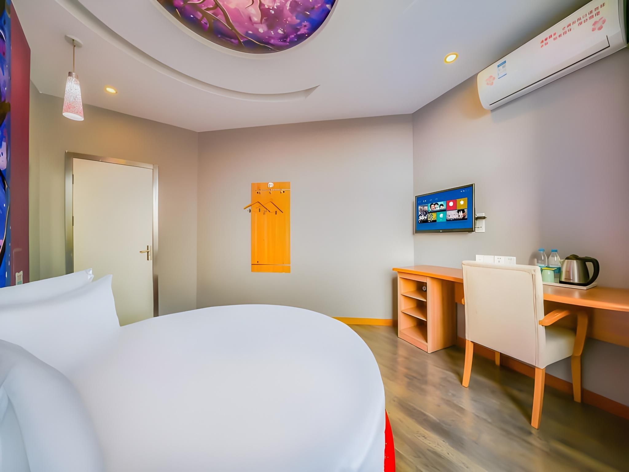 Feature Queen Room - Round Bed