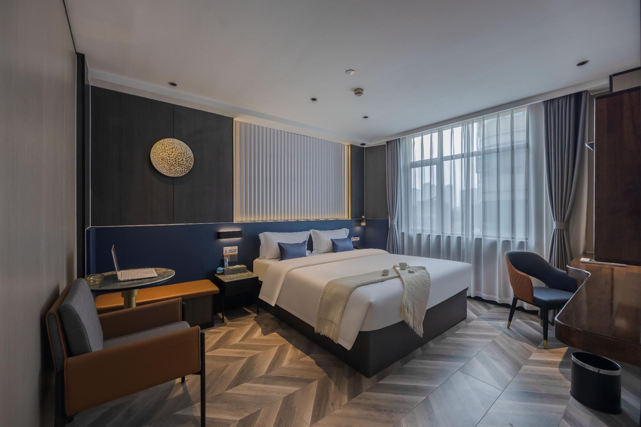 Room with Queen Bed