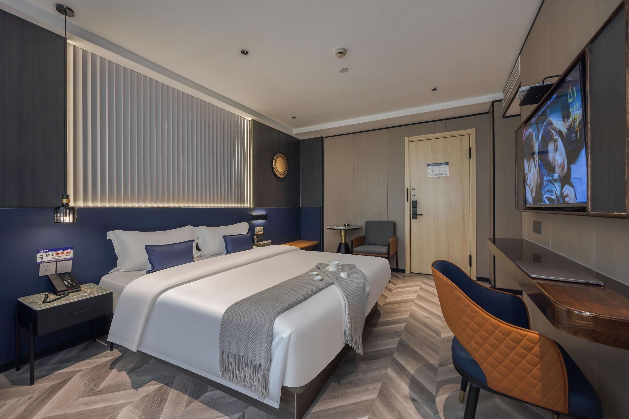 Queen Superior Room