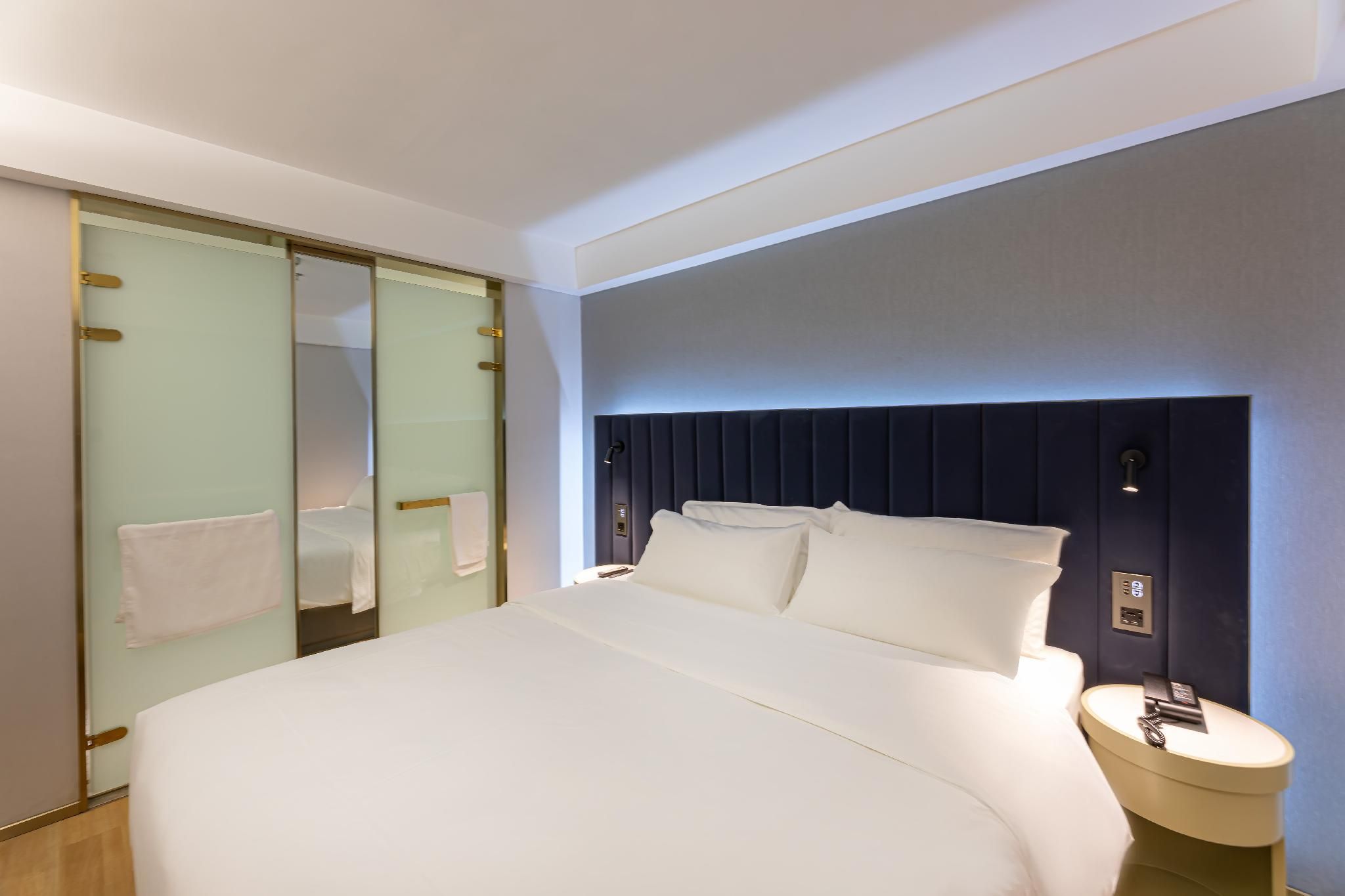 Queen Room A