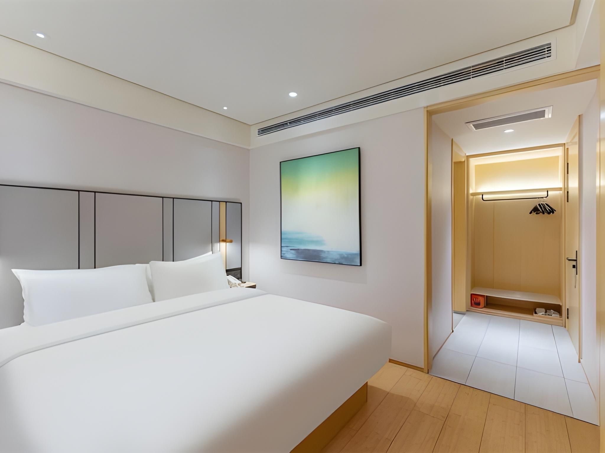 Huazhu - Room With Bed
