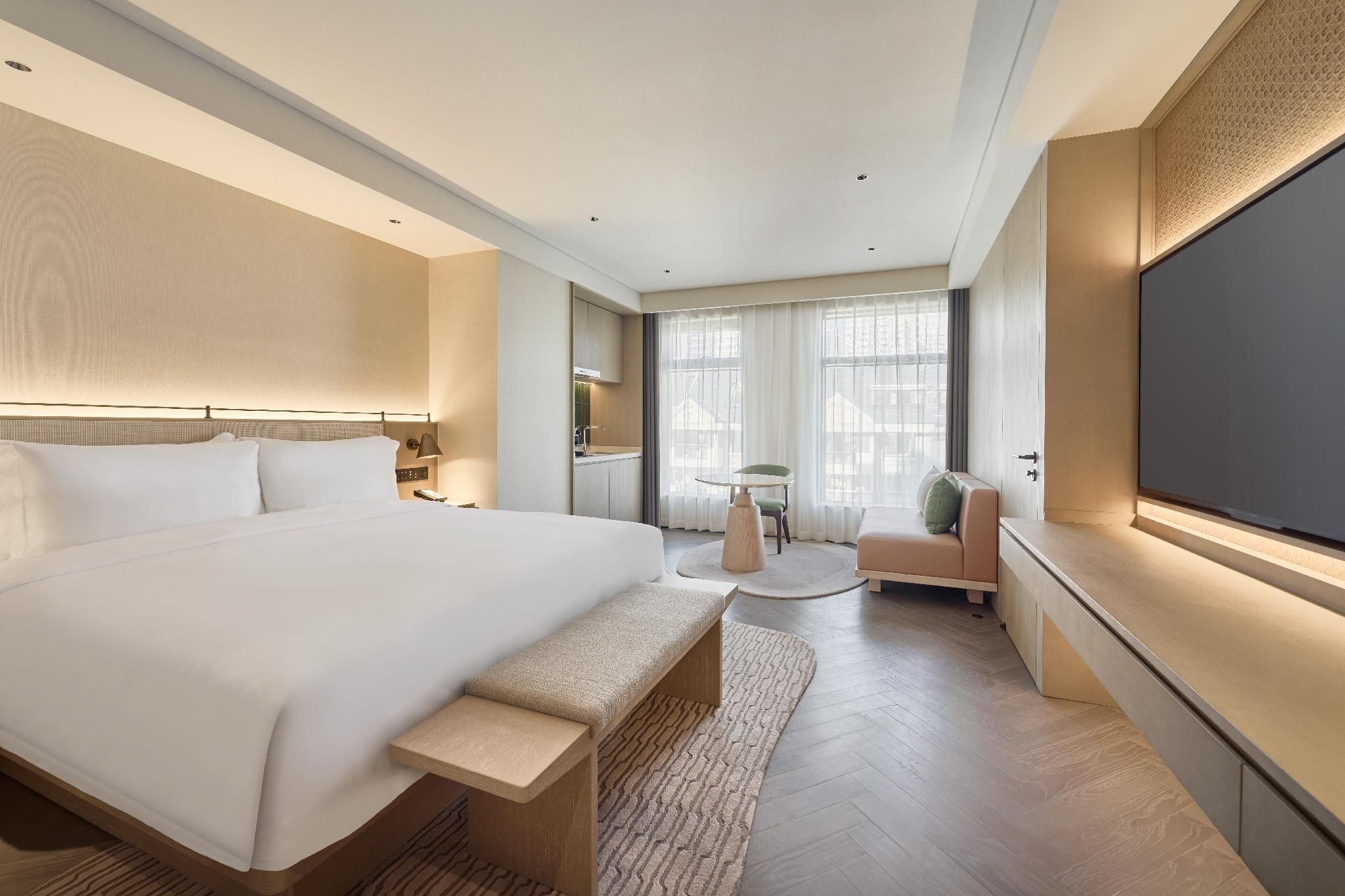 Superior Room, 1 King Size Bed, City View