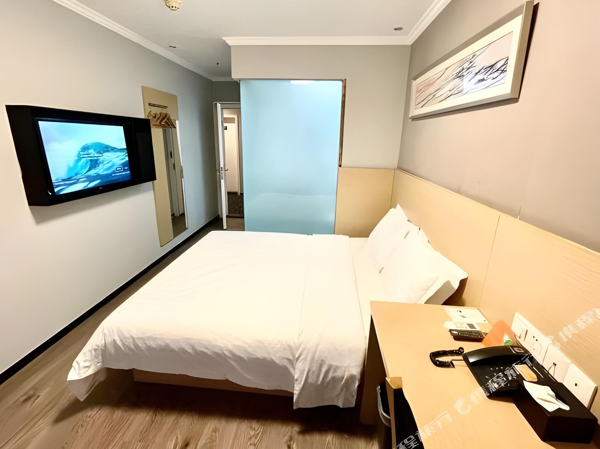 Business Queen Room