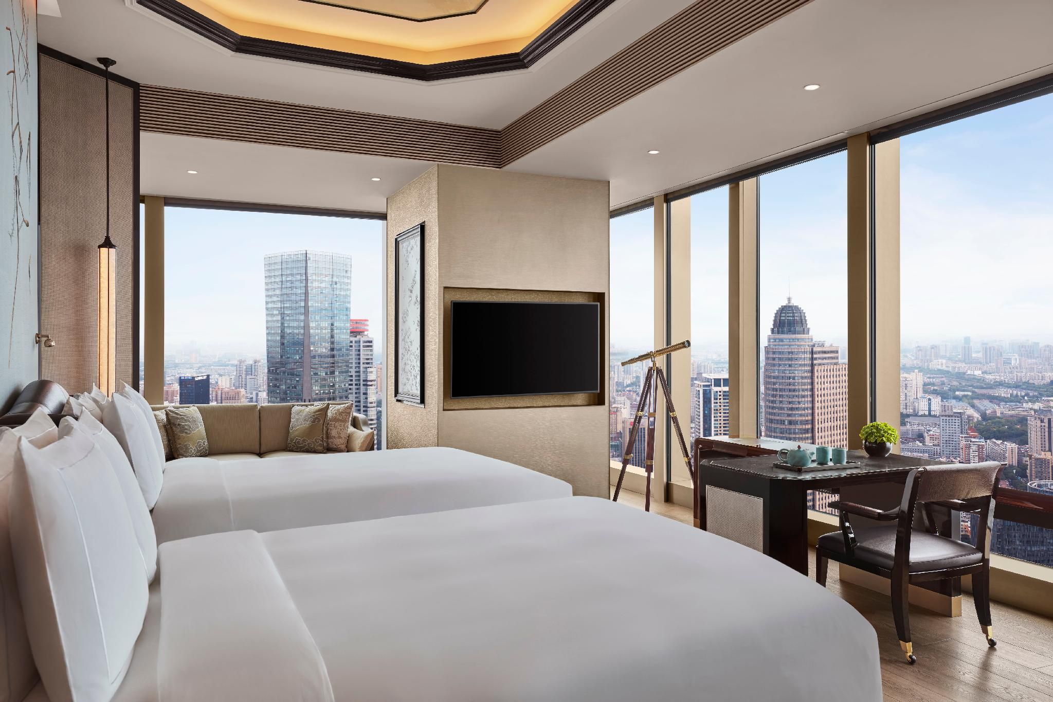 Larger Guest room, 2 Twin, Skyline view