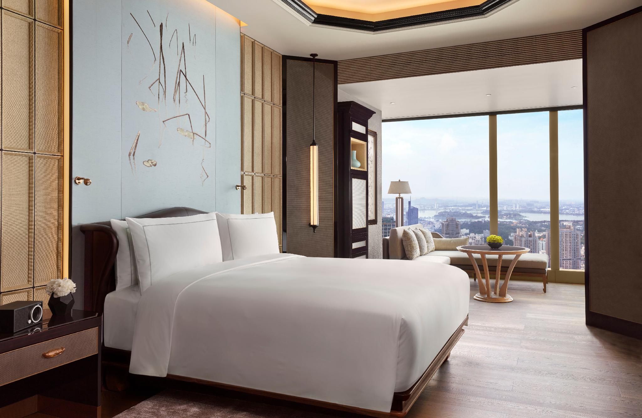 Deluxe Guest room, 1 King, Xuanwu Lake view, City view