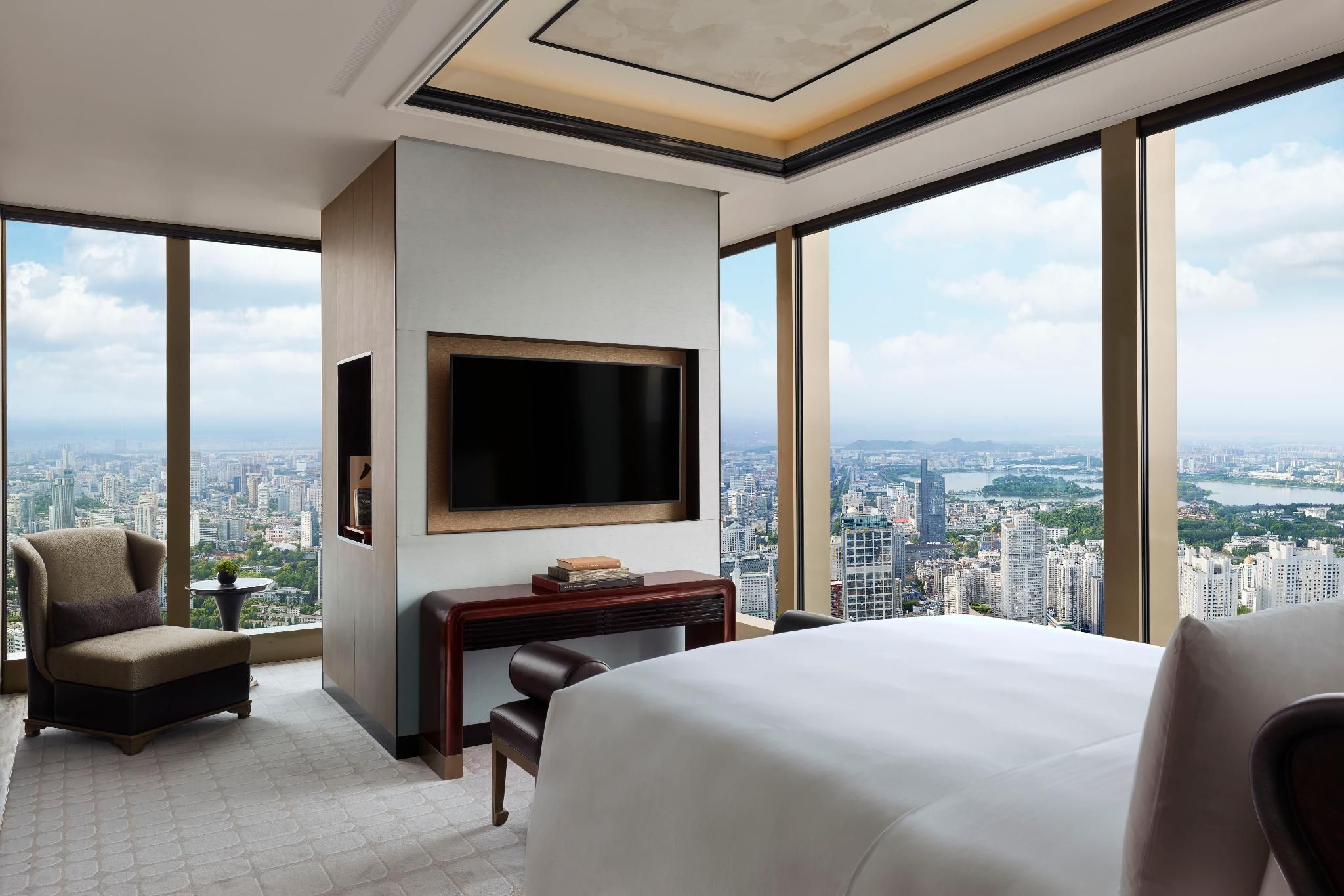 Club Panorama Suite, Club lounge access, 1 Bedroom Suite, 1 King, Panoramic view