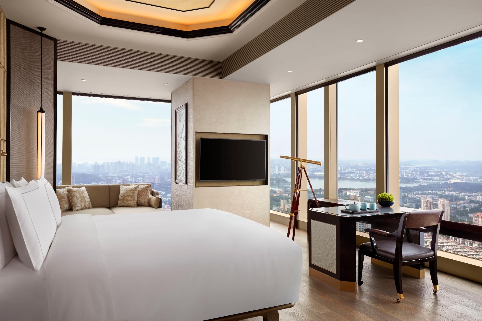 Larger Guest room, 1 King, Xuanwu Lake view, City view