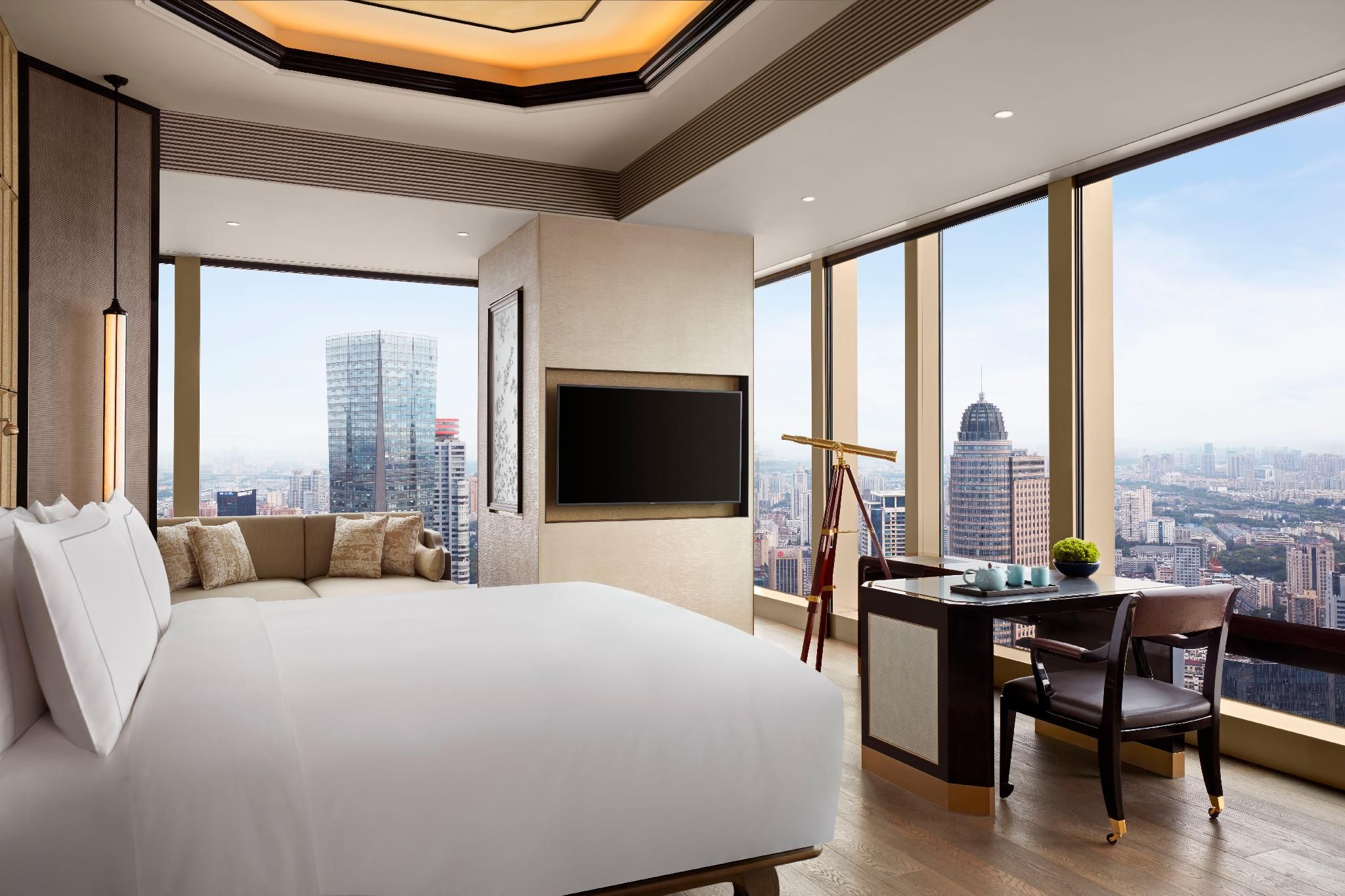 Larger Guest room, 1 King, Skyline view