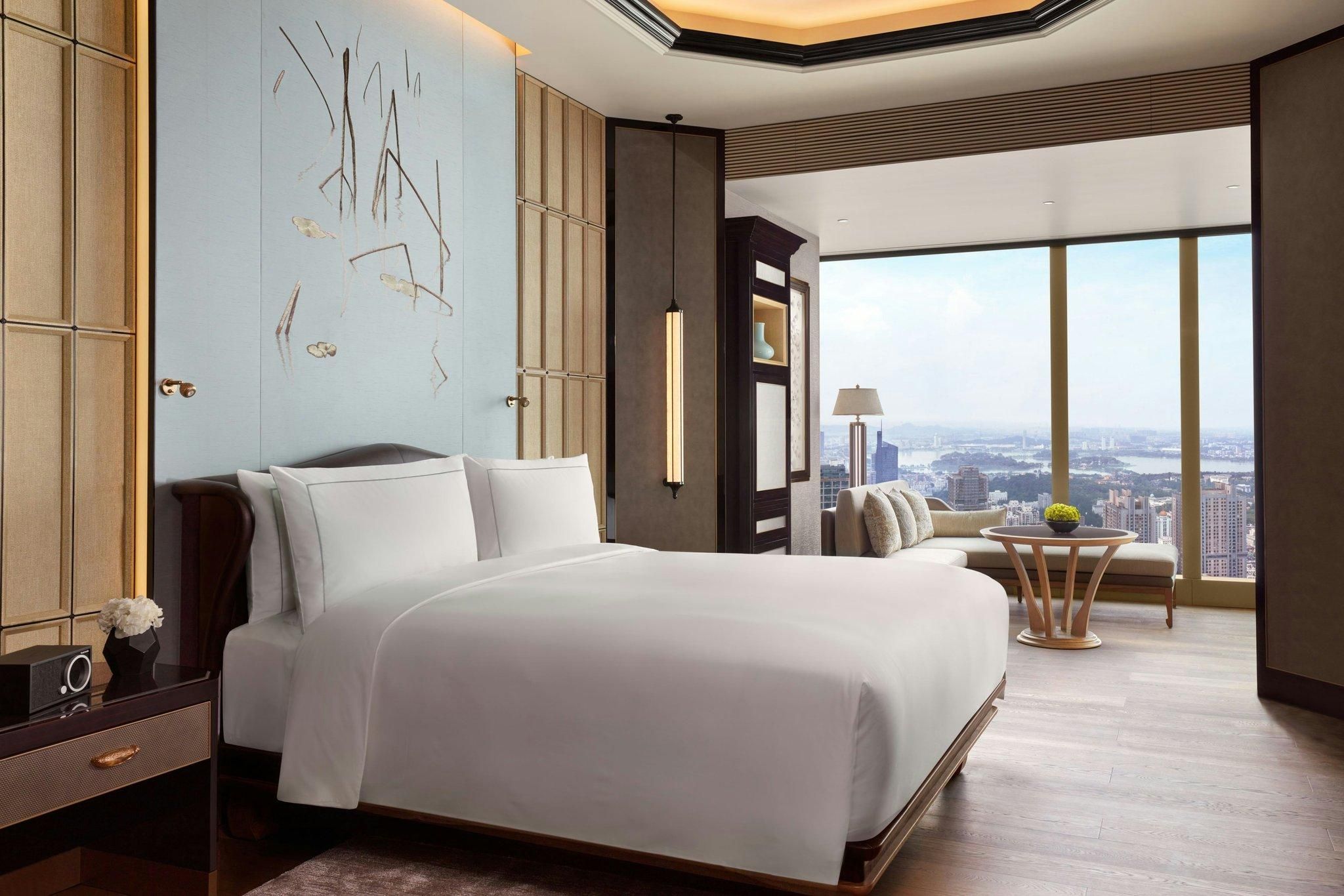 Club lounge access, Guest room, 1 King, Xuanwu Lake view, City view
