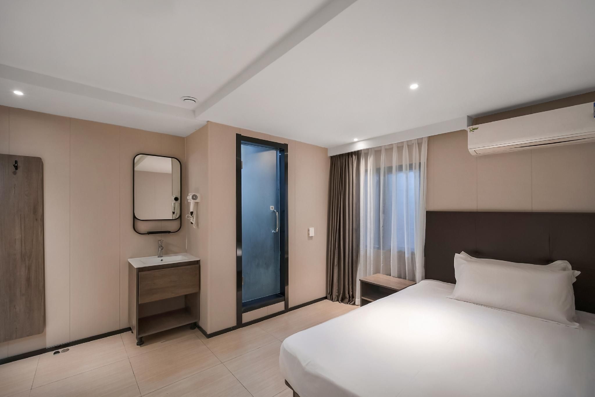 Queen Superior Room