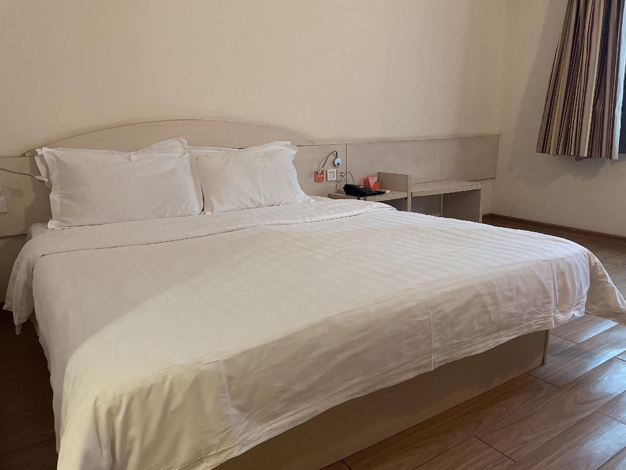 Business Queen Room