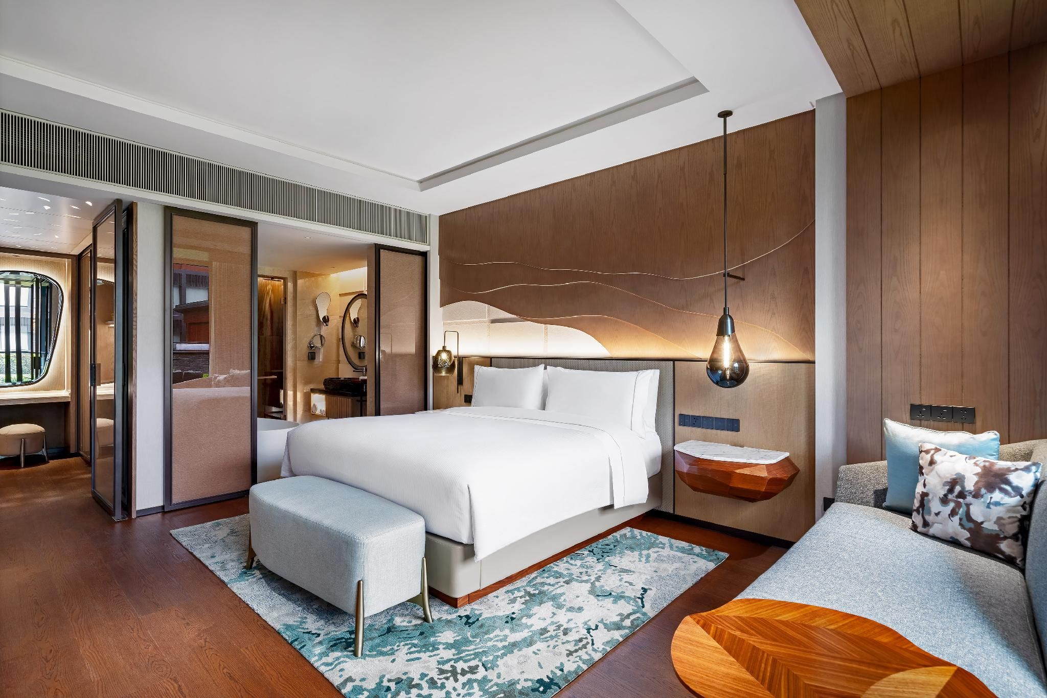 Suite, 1 King, Garden view
