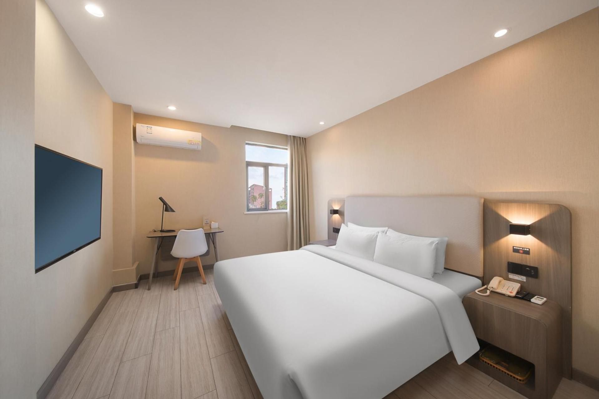 Deluxe Queen Room