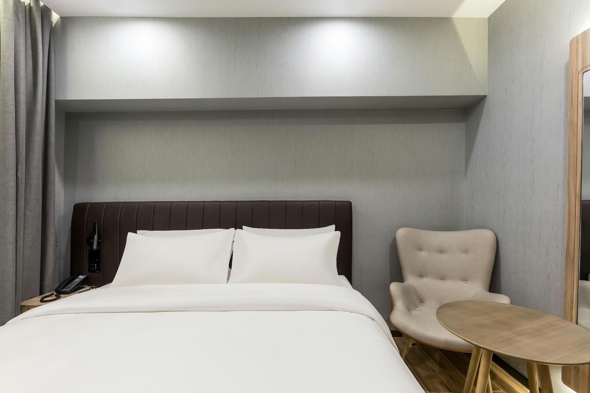 Queen Room A