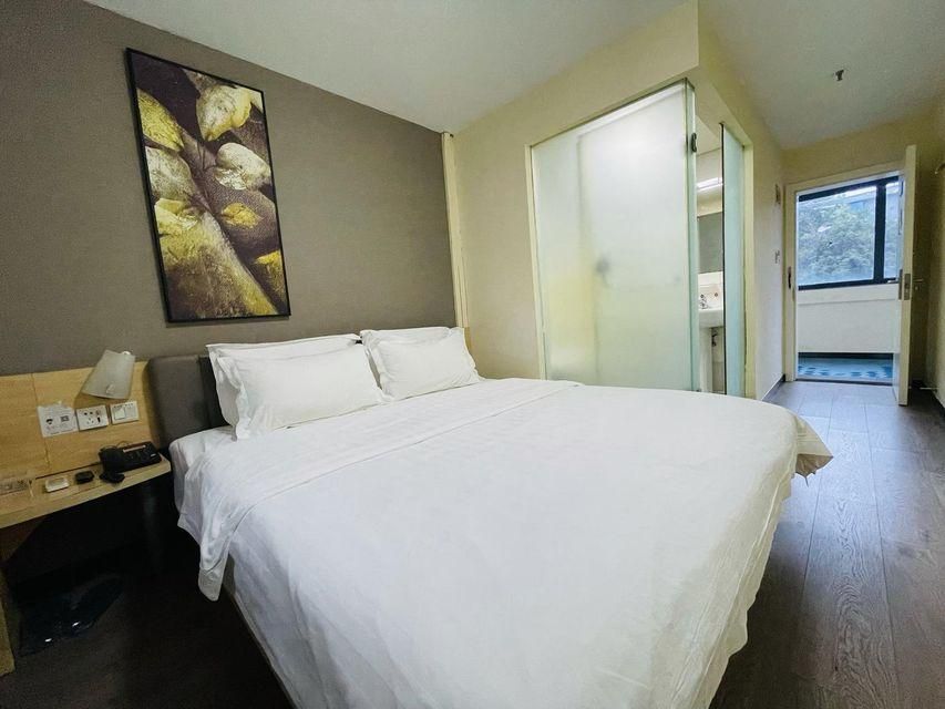 Business Queen Room