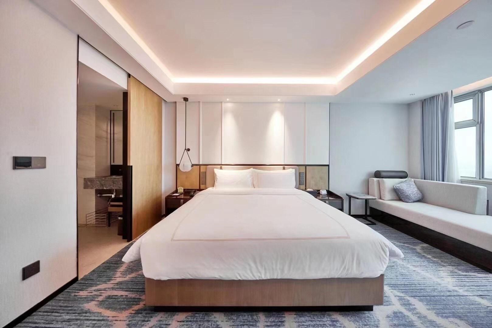 Business Queen Room