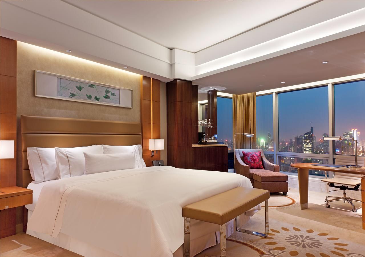 Executive Level Room, Guest room, 1 King, Partial lake view, High floor