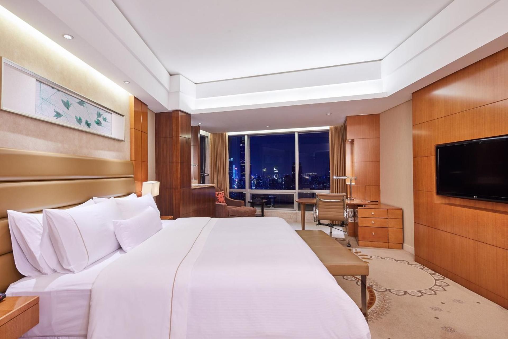 Westin Premier Room, Guest room, 1 King, Partial lake view, High floor