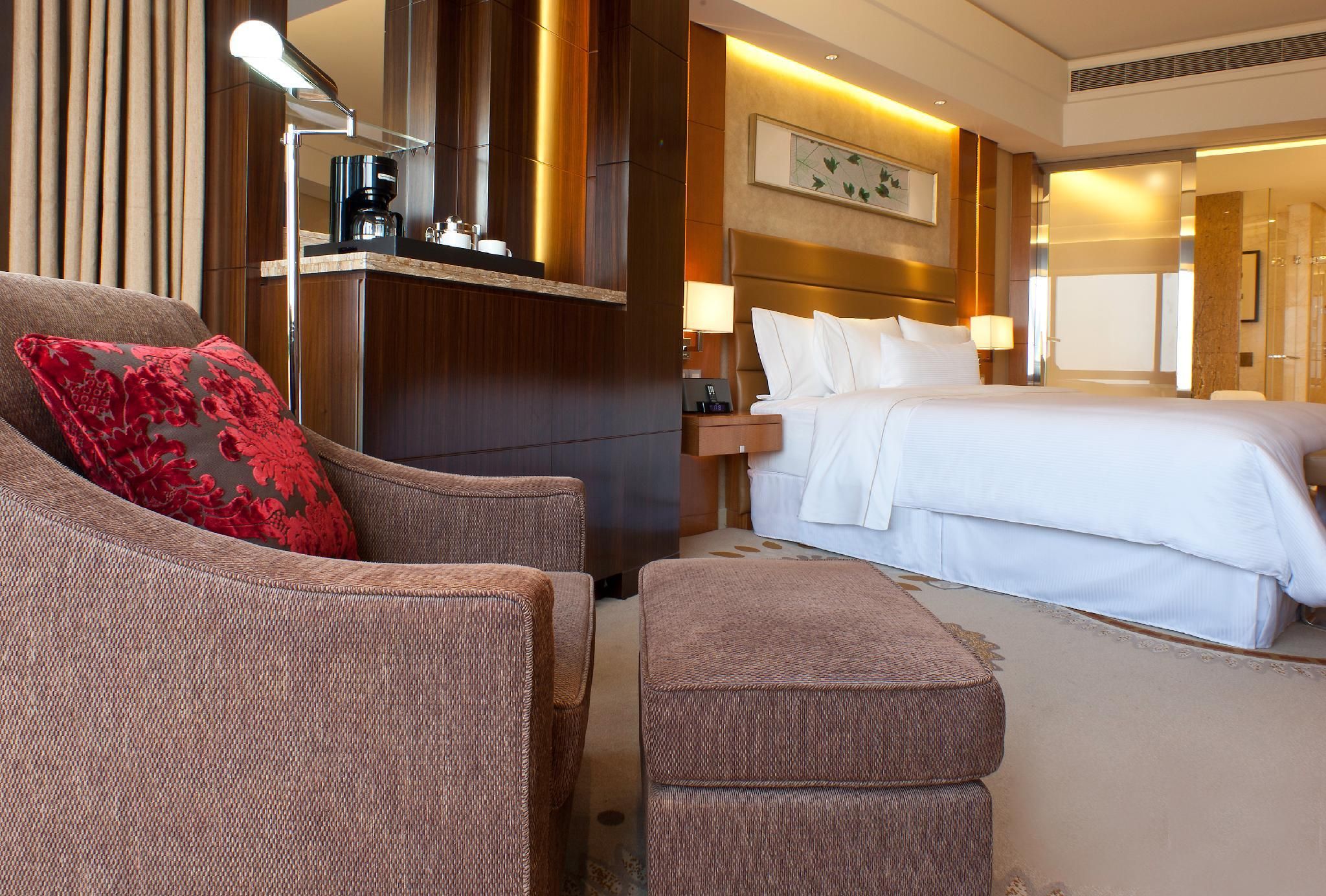 Deluxe Room, Guest room, 1 King, Skyline view