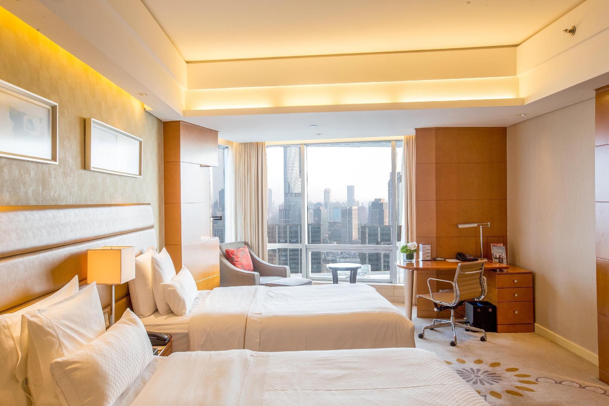 Executive Level Room, Guest room, 2 Twin, Partial lake view, High floor