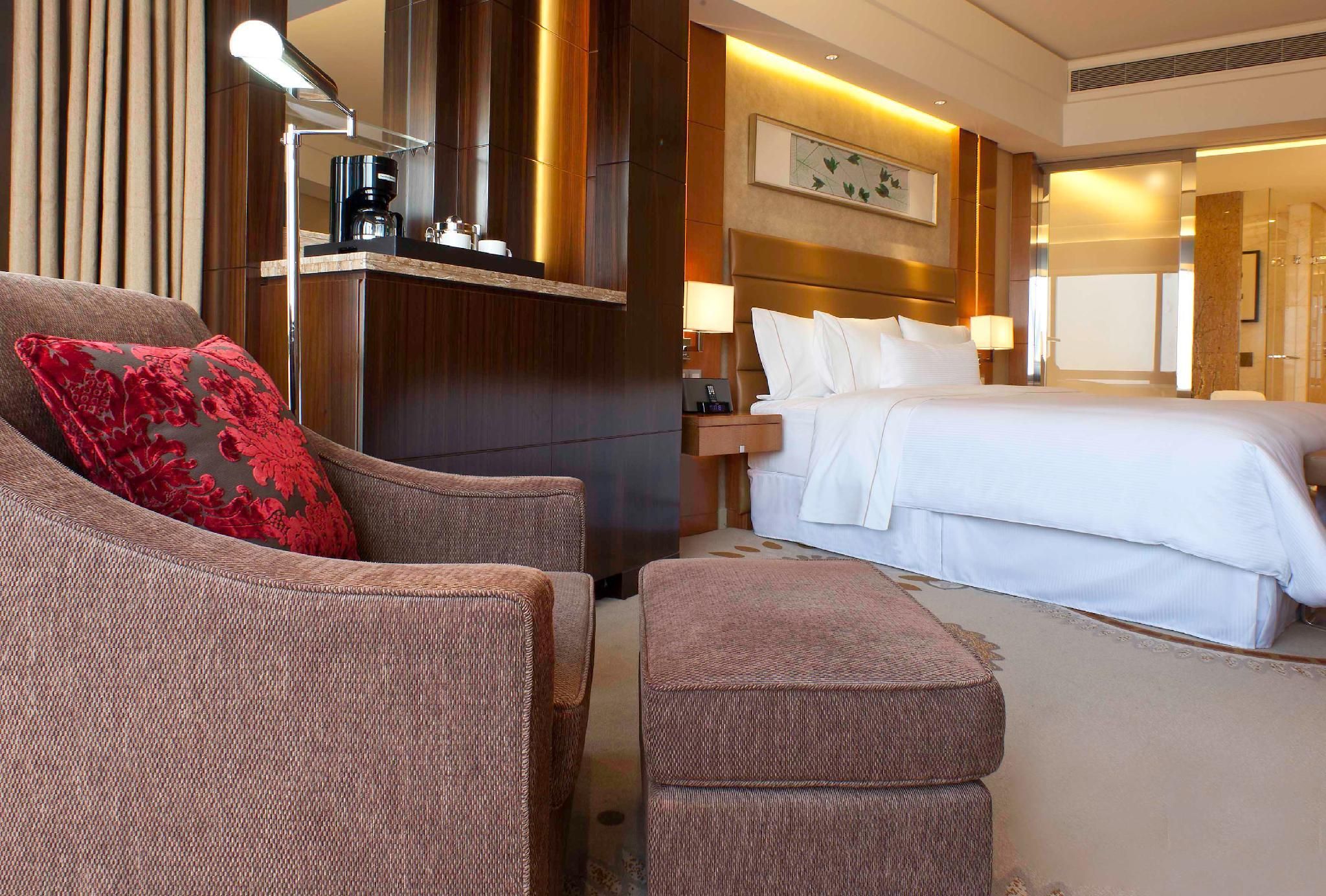 Superior Deluxe Room, Guest room, 1 King, Skyline view, High floor
