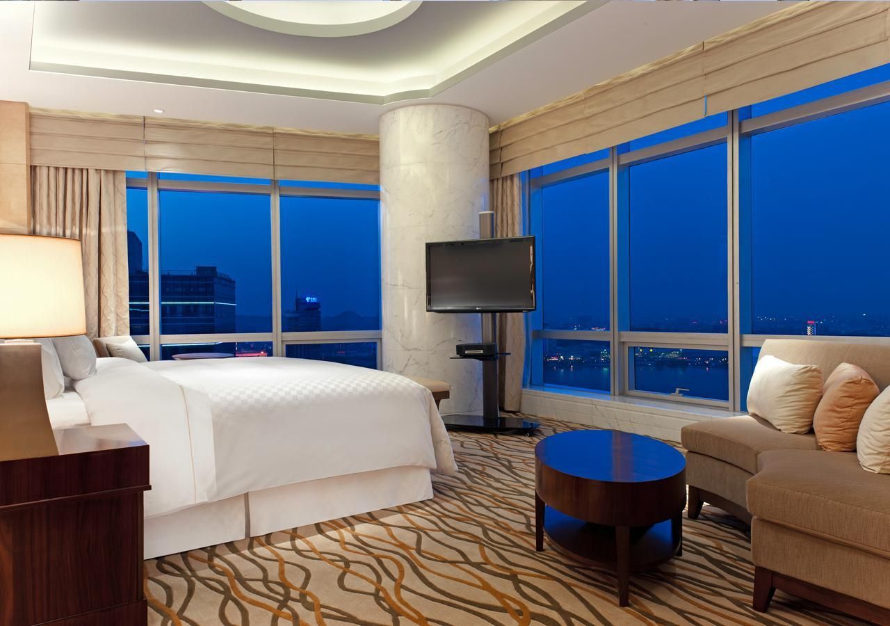 Presidential Suite, 1 Bedroom Larger Suite, 1 King, Xuanwu Lake view, Top floor