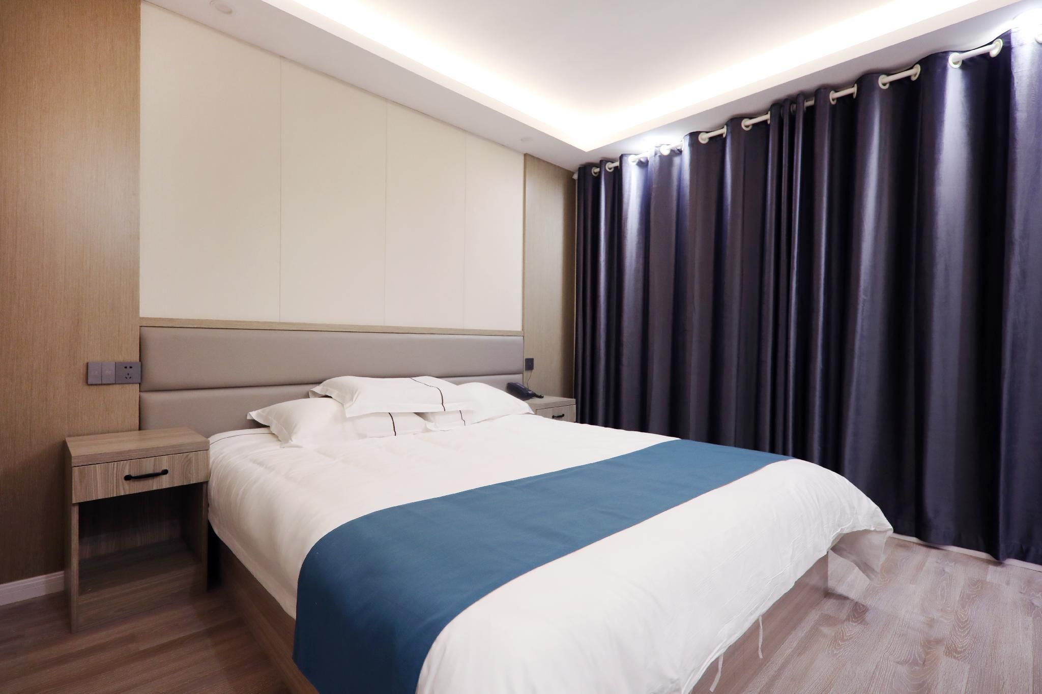 Huazhu - Room With Bed