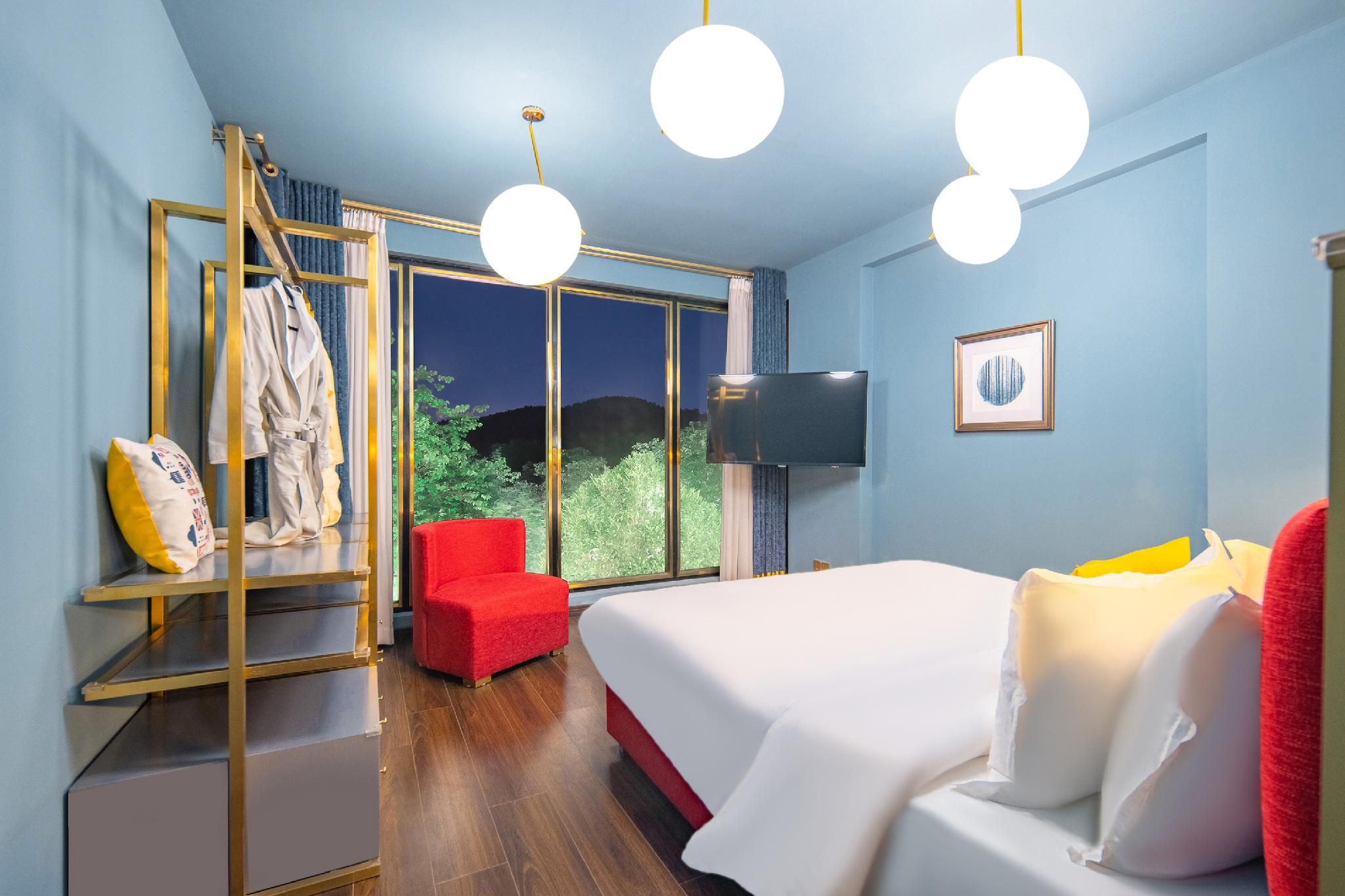 Courtyard Queen Room with Balcony