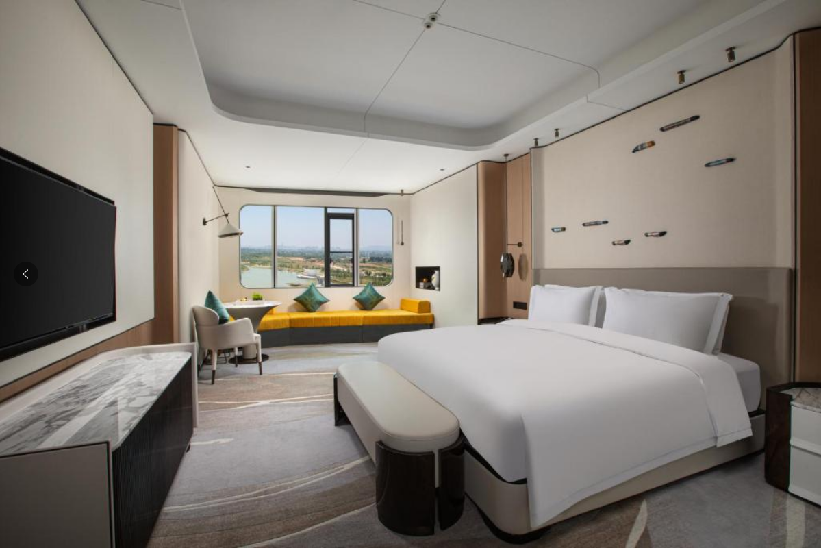 Deluxe Lake View King Non-Smoking Room