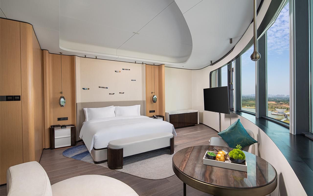 Deluxe Lake View Suite