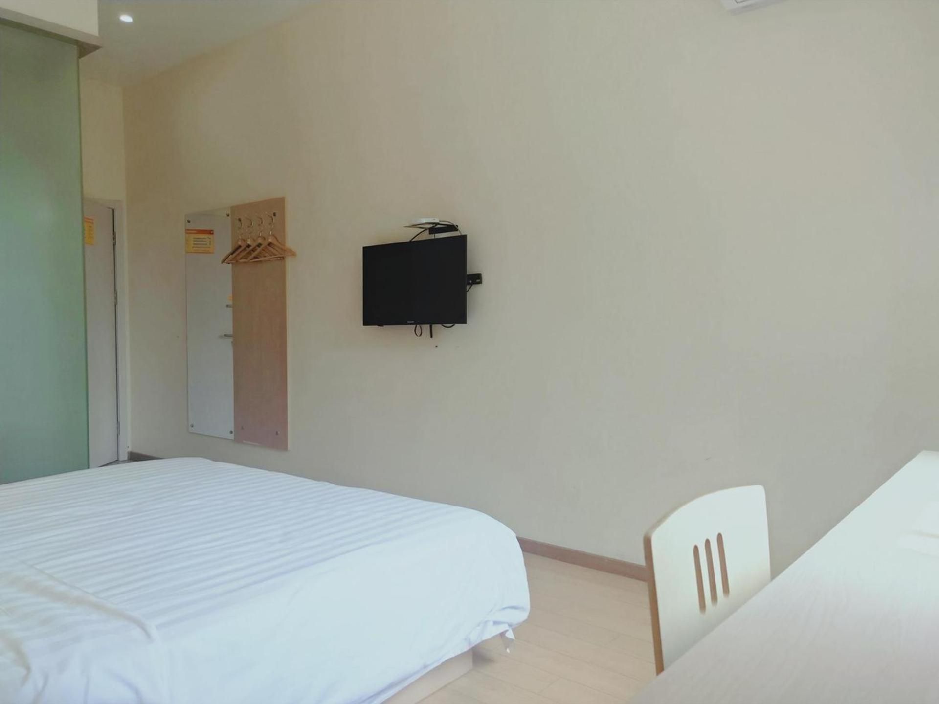 Comfortable Queen Room