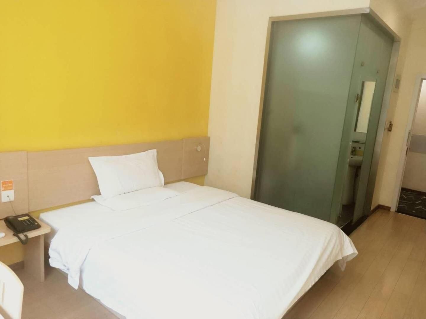 Comfortable Queen Room
