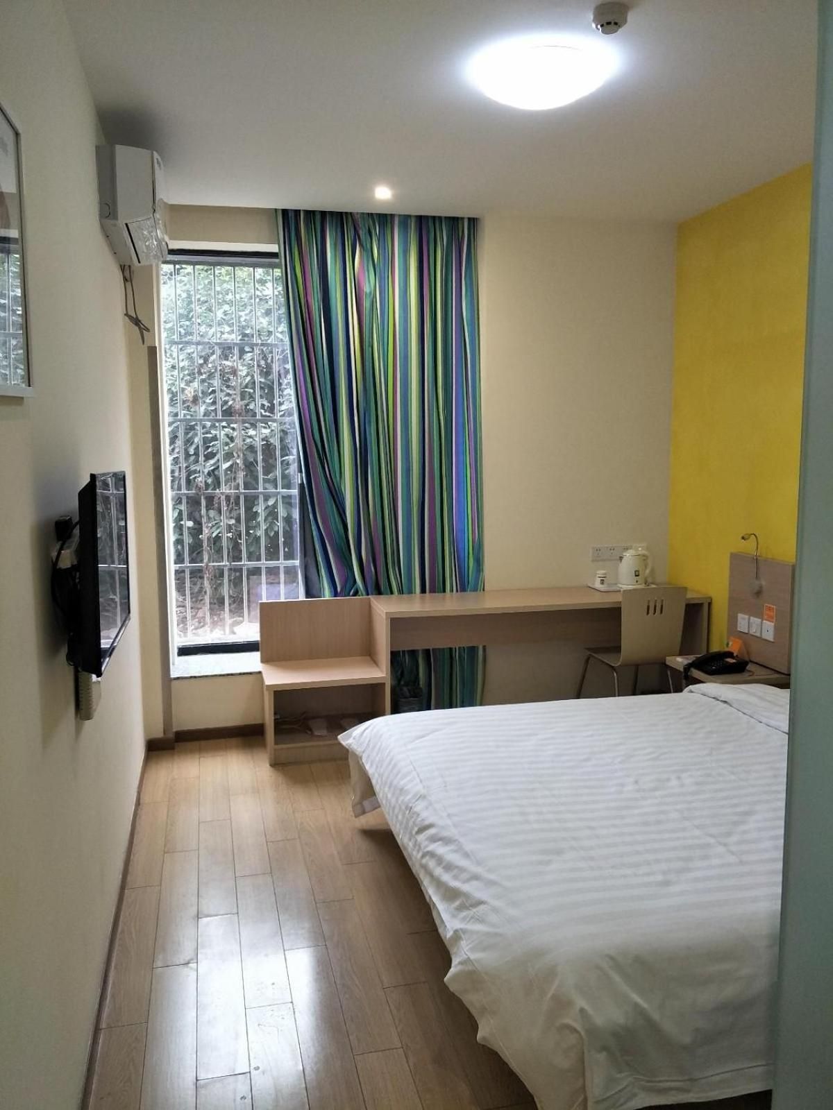 Business Queen Room
