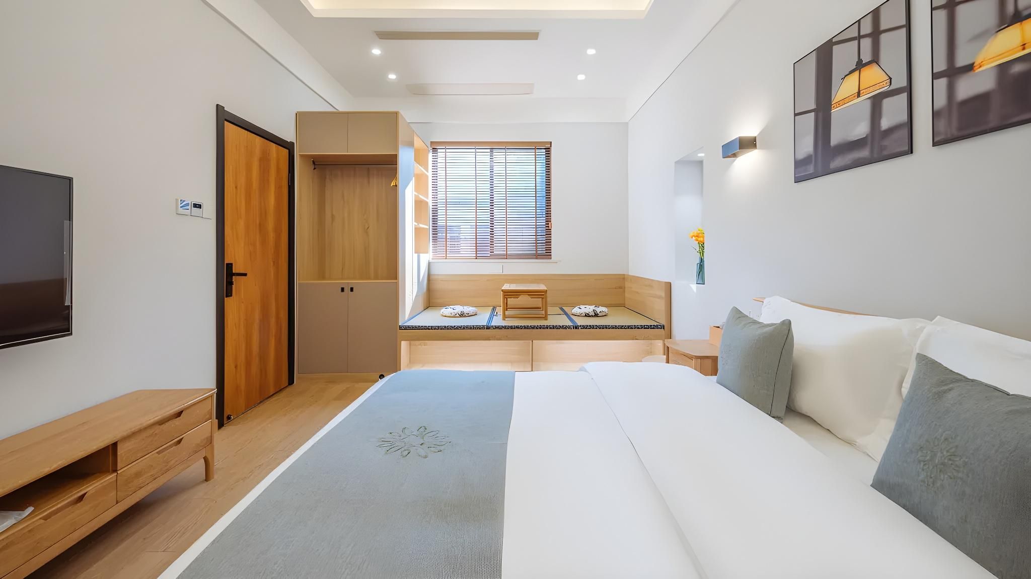 Mountain View Queen Room