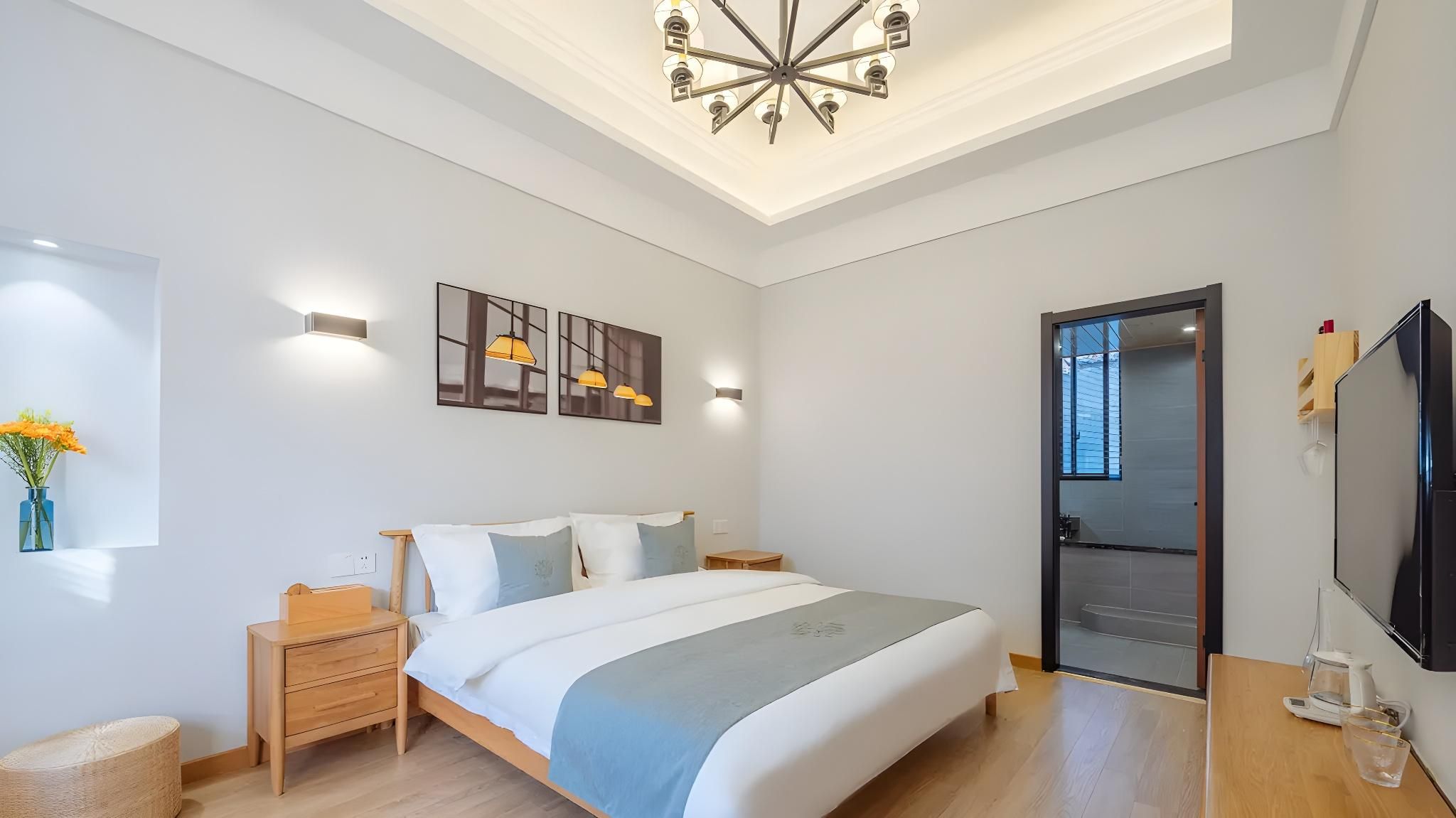 Mountain View Queen Room