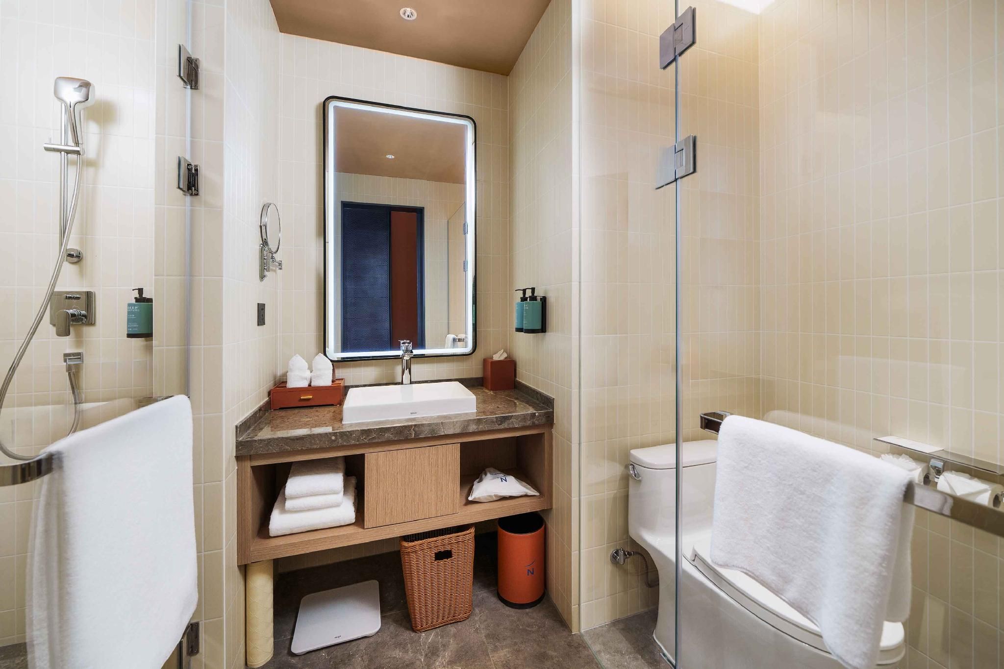 Superior Room, High Floor--1 Double Bed