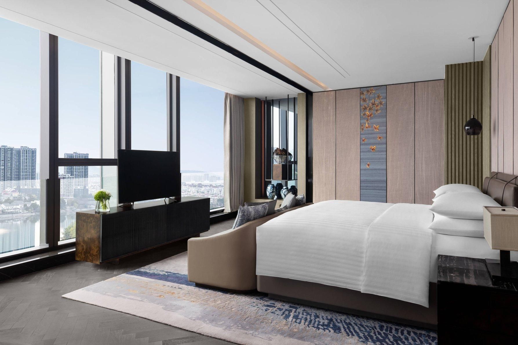 Club lounge access, Presidential Suite, 1 King, Lake view