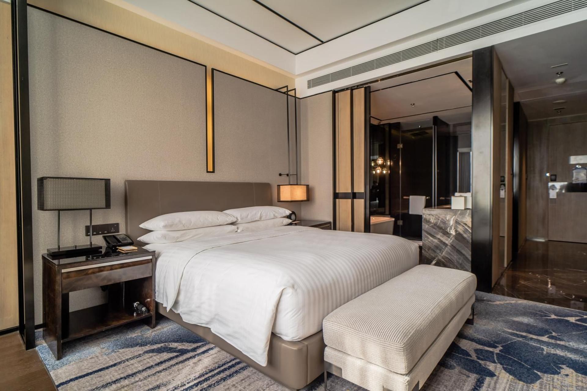 Guest room, 1 King, City view