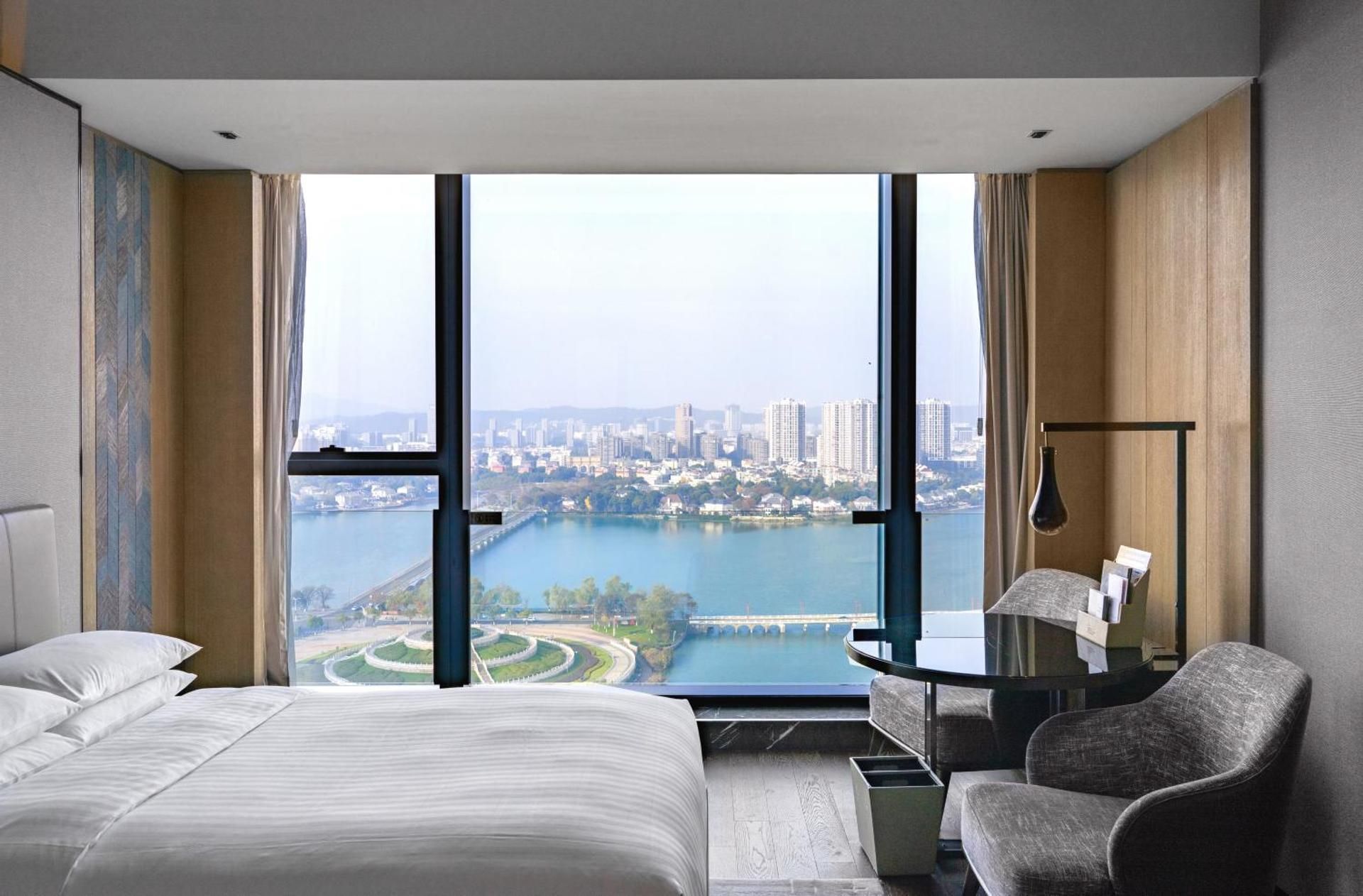 Club lounge access, Guest room, 1 King, Lake view