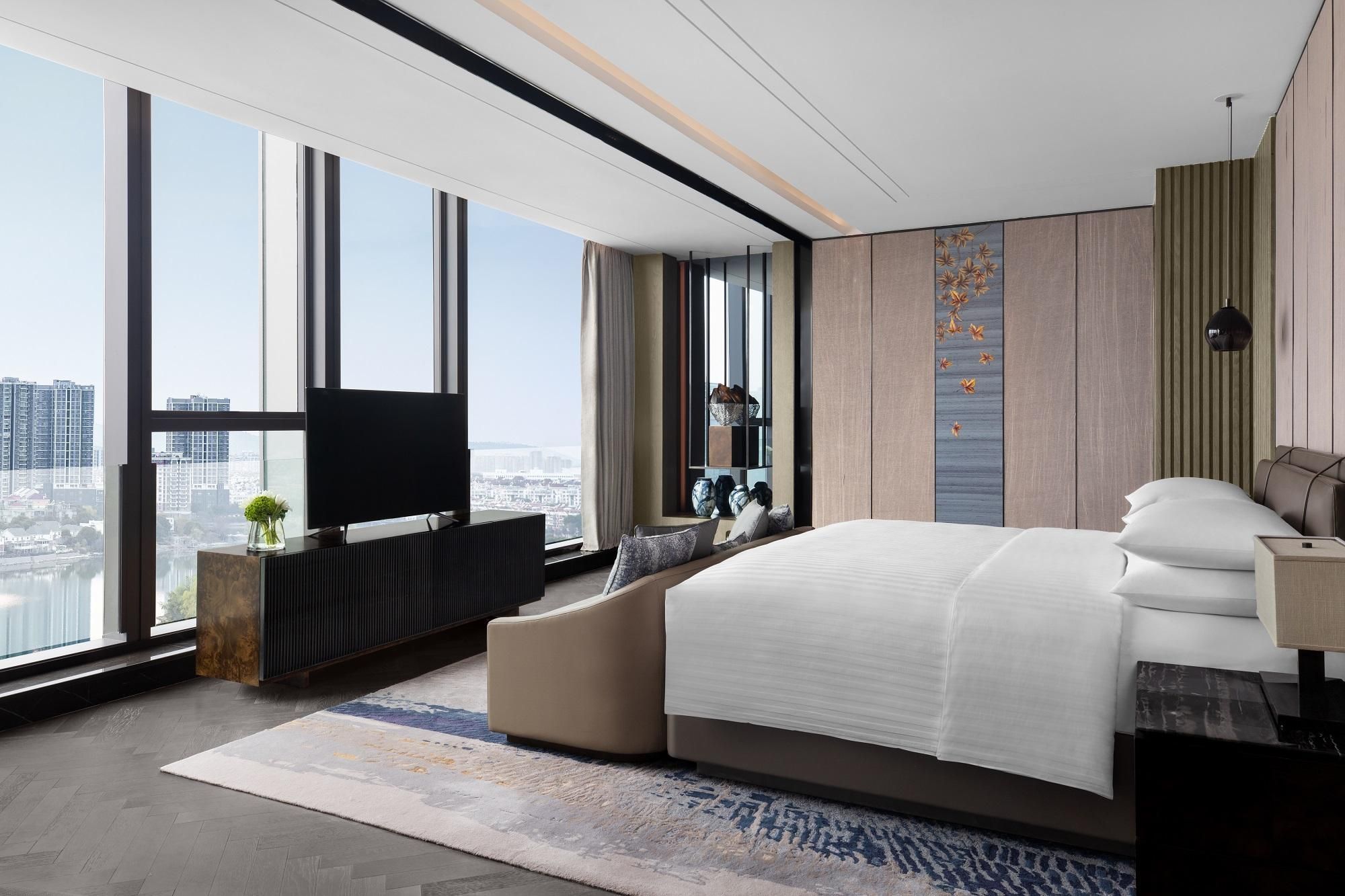 club lounge access, vice presidential suite, 1 king, lake view
