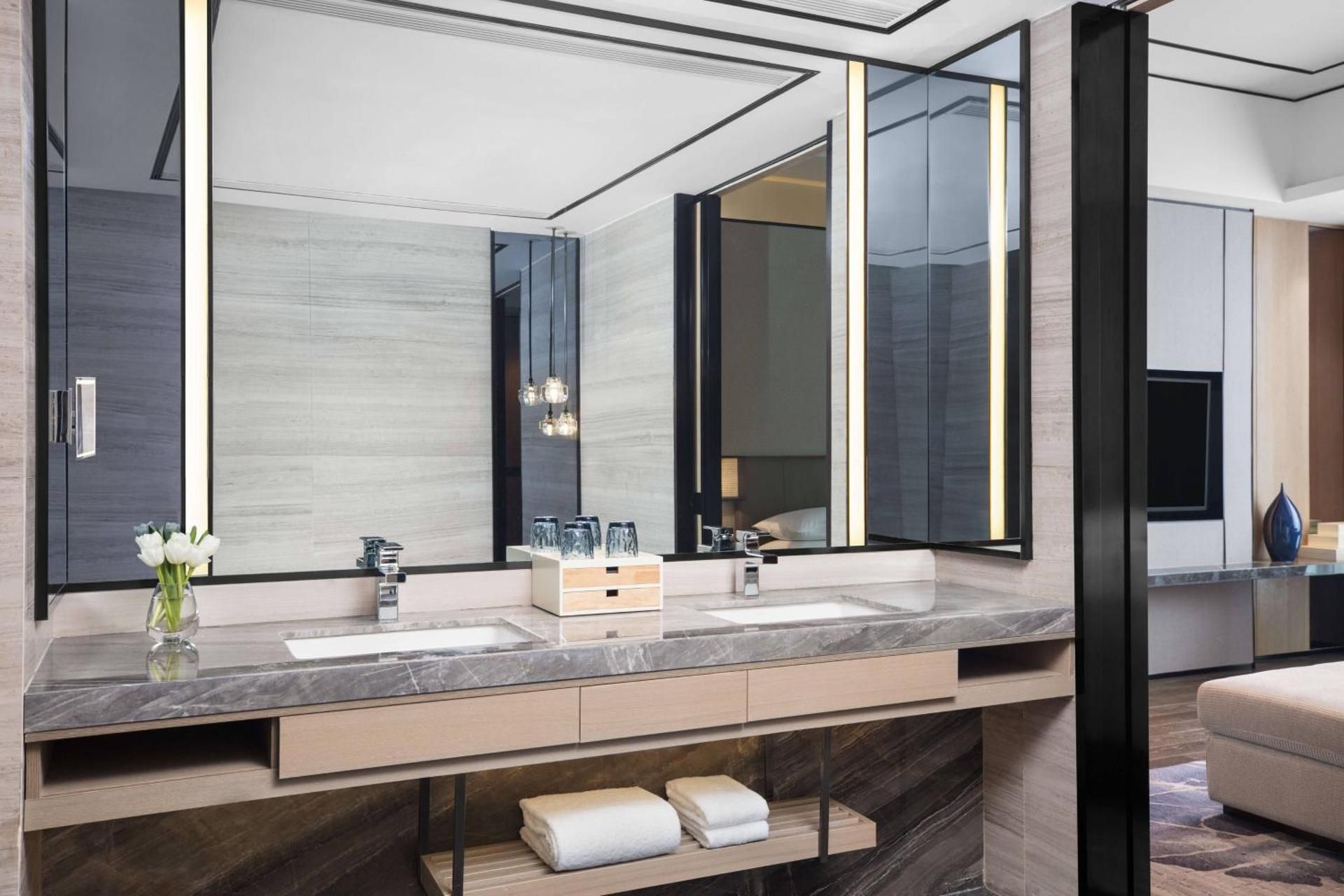 club lounge access, apartment, 1 king, city view
